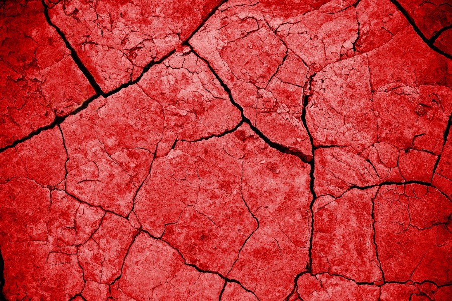 Unas grietas en el suelo rojo