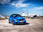BMW M3 de color azul en un aeropuerto