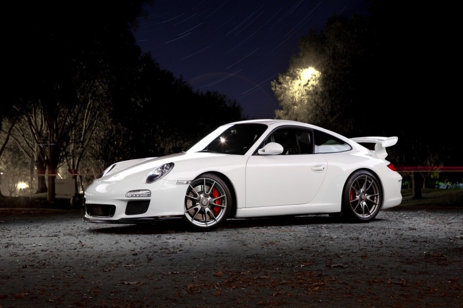 Un Porsche blanco en la noche