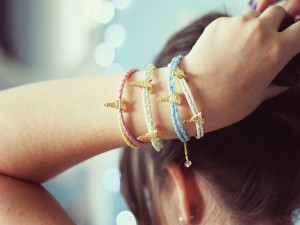 Postal: Cuatro pulseras parisinas en el brazo de una chica