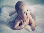 Bebé de ojos azules