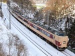 Tren de pasajeros circulando en invierno