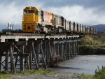 Tren de mercancías cruzando un puente