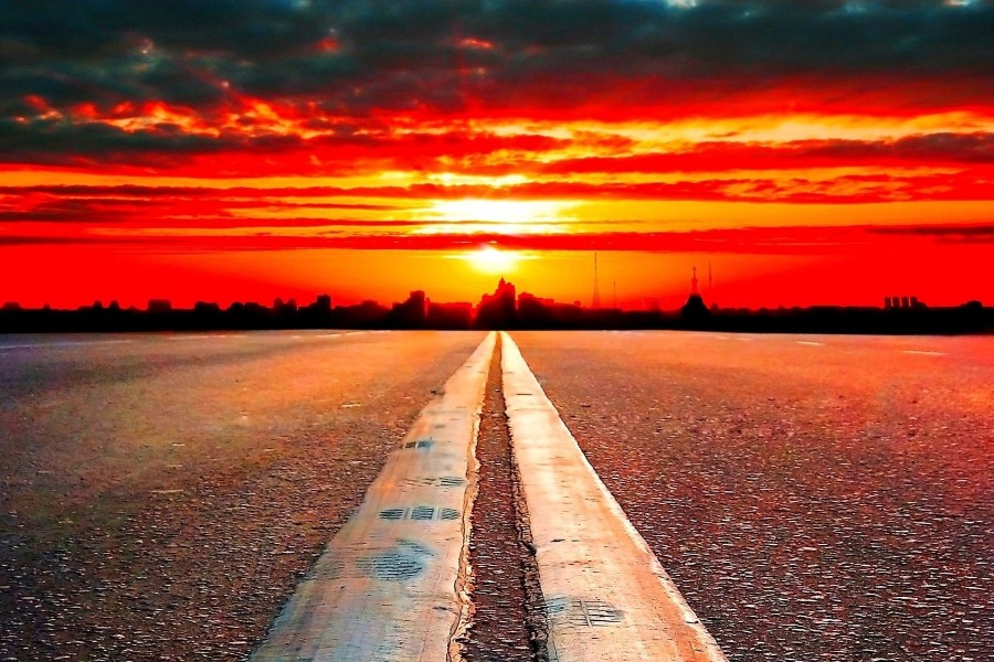 Carretera iluminada por los primeros rayos de sol
