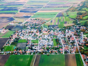 Vista aérea de un hermoso poblado en Europa con verdes planicies