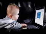 Bebé con un ordenador portátil