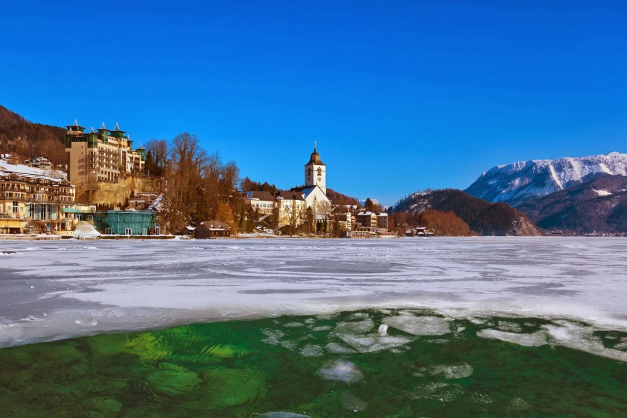 Lago Wolfgangsee congelado en Austria