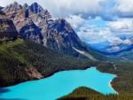 Increíble lago azul en tierras canadienses