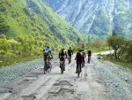 Ciclistas cruzando las montañas