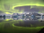 Aurora sobre una laguna glaciar (James Woodend)