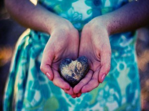 Sosteniendo una piedra con forma de corazón