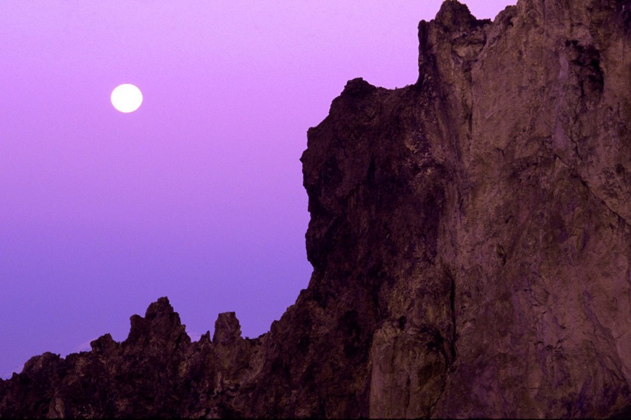 Luna llena sobre un acantilado