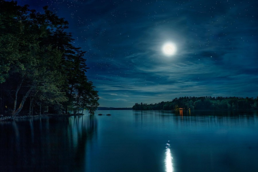 La luna iluminando el lago