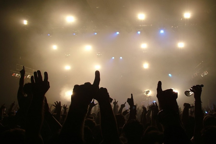 Las manos en alto durante el concierto