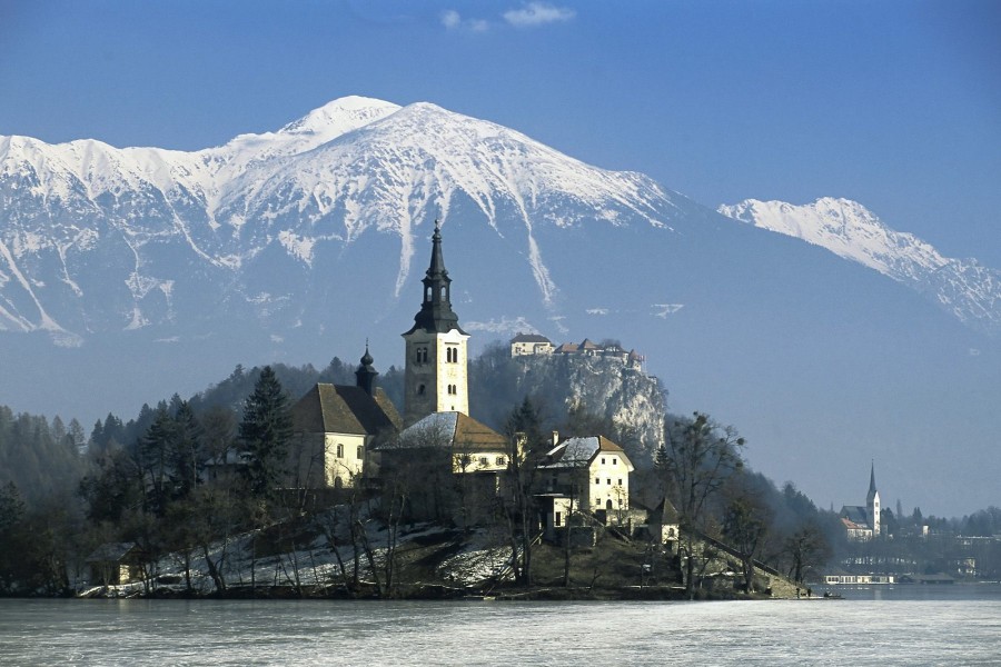 Nieve en la isla de Bled, lago Bled (Alpes Julianos, Eslovenia)