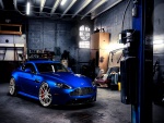 Aston Martin V8 azul en un taller