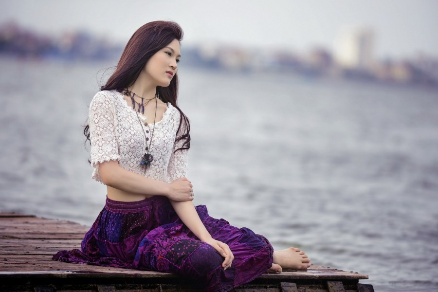 Modelo asiática a orillas del lago