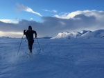 Caminando en la nieve con los esquís