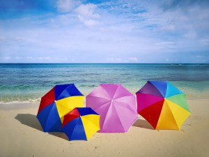 Sombrillas de colores en una playa