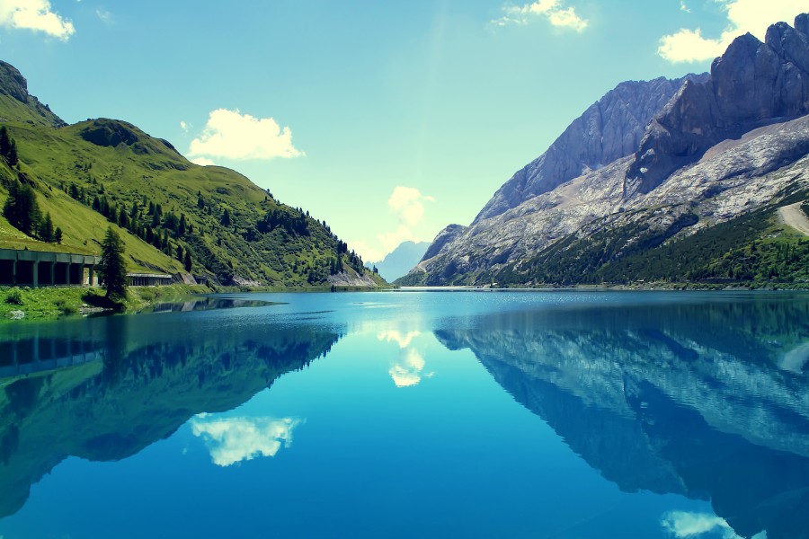 Montañas reflejadas en un tranquilo lago