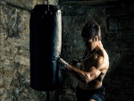 Boxeador entrenando con el punching