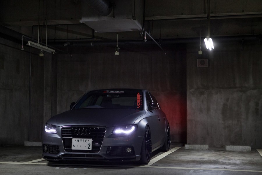 Audi RS4 con las luces encendidas
