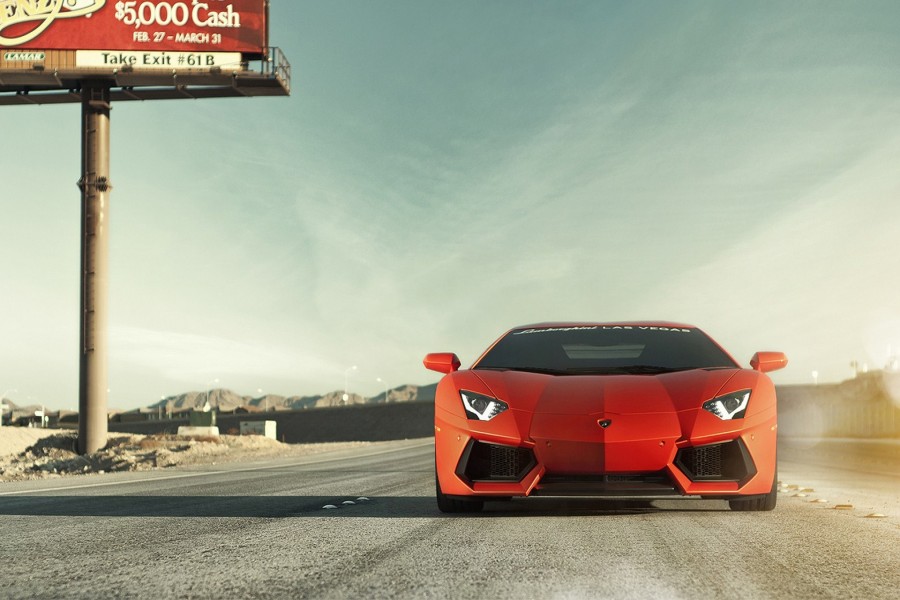 Lamborghini Aventador en la carretera
