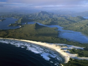 Hermosa vista del mar entre montañas en Tasmania (Australia)
