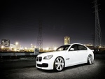 Un BMW 7 de color blanco