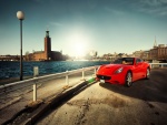 Un Ferrari rojo en la carretera