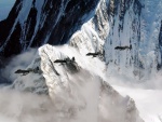 Aviones militares cruzando las grandes montañas de Alaska