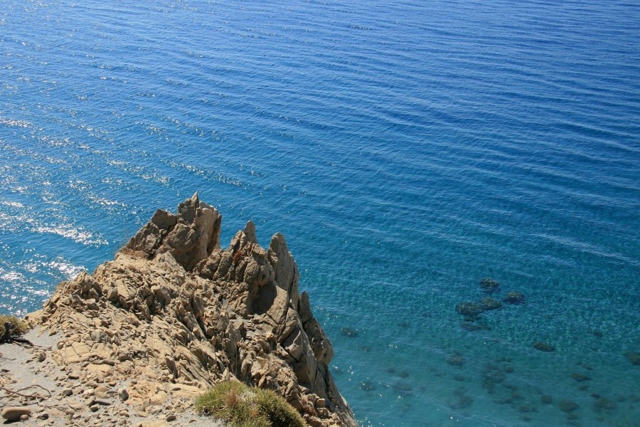 Contemplando el mar desde una roca