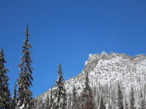 Picos nevados bajo el cielo azul