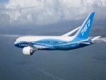 Avión de pasajeros Boeing 787 volando sobre el mar