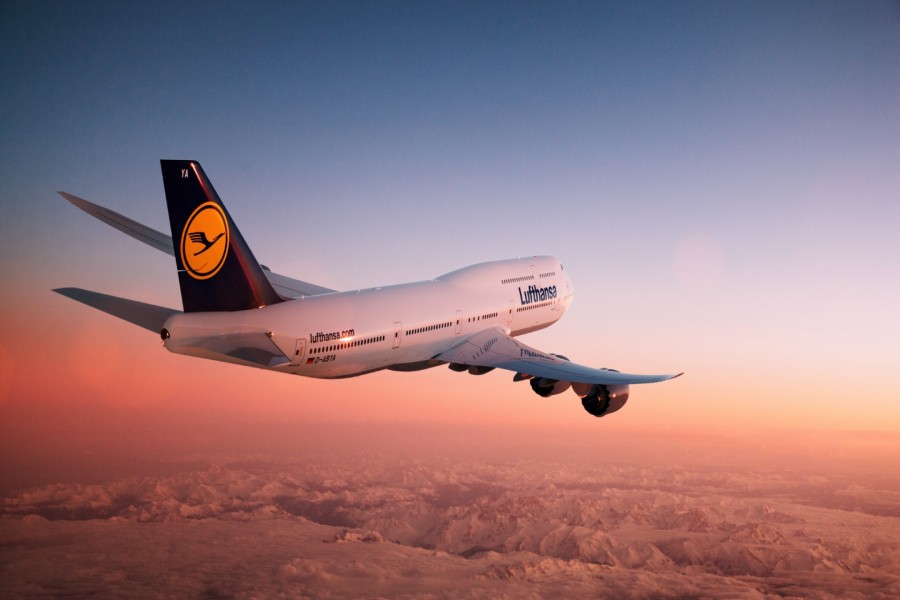 Avión de Lufthansa volando sobre montañas nevadas