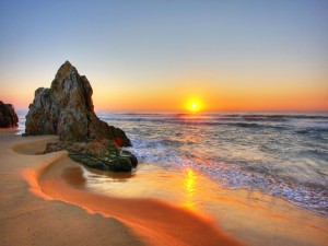 La vista inspiradora de la salida del sol en Tathra Beach, Australia