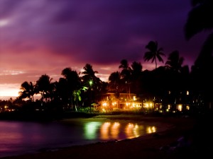 Luces brillantes en la playa Poipu en la isla de Kauai (Hawái)