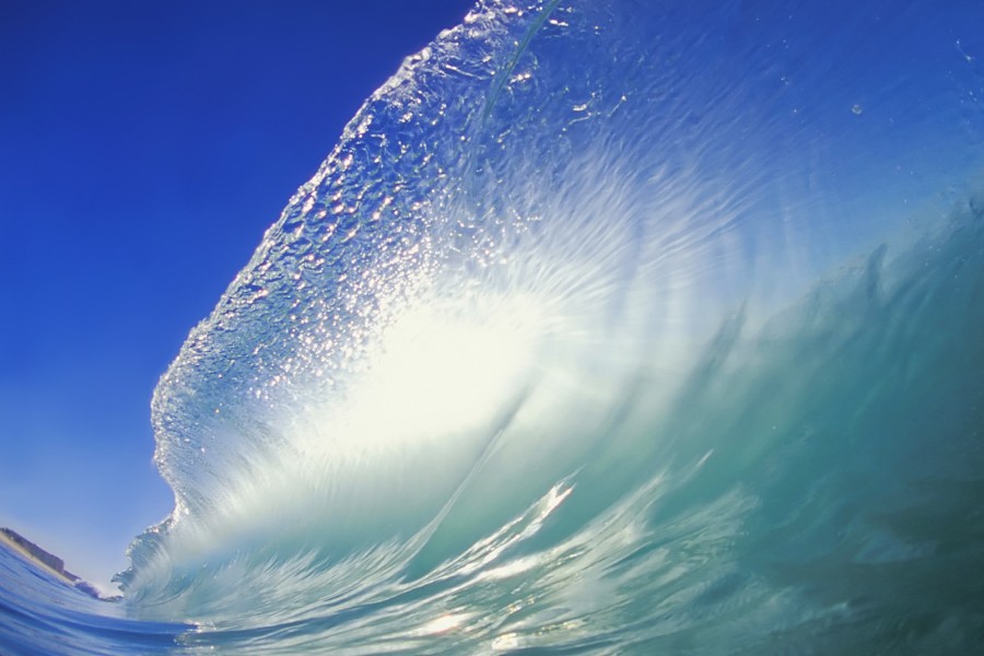 Grande y perfecta ola en el océano