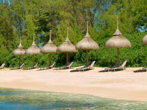 Sombrillas de paja en una playa de la isla Mauricio