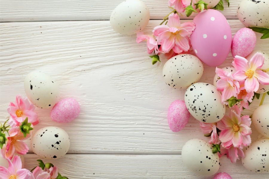 Flores y huevos para el Día de Pascua