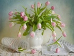 Jarrón con tulipanes de color rosa