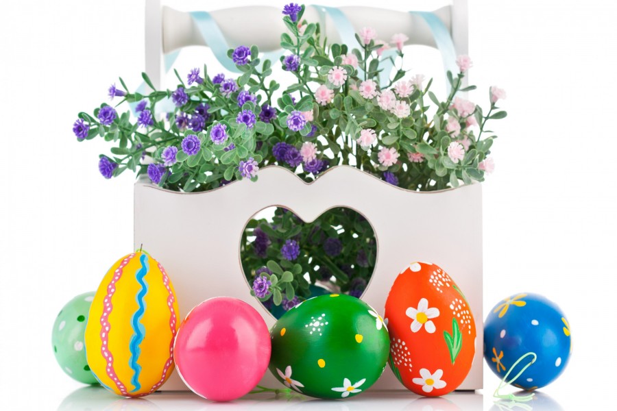 Cajón de madera con flores y huevos de Pascua