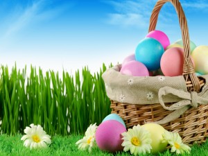Cesta con huevos de Pascua sobre la hierba
