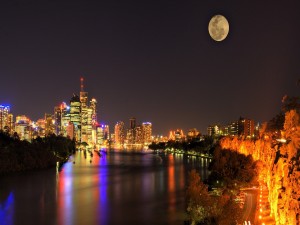 Noche de luna llena sobre la ciudad