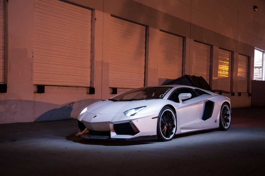 Lamborghini Aventador con las luces encendidas