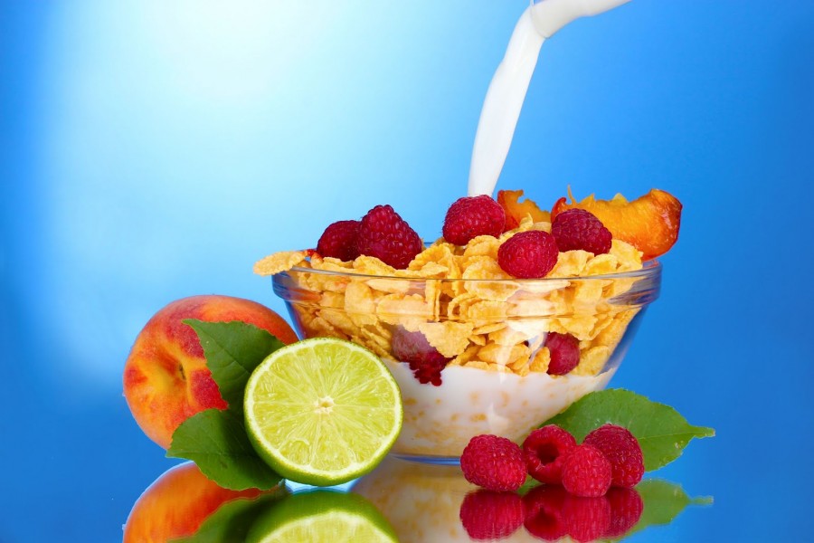 Deliciosos cereales con frutas y leche
