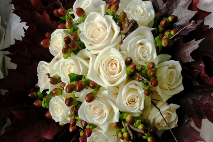 Bello ramo otoñal de rosas blancas