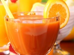 Taza con jugo de naranja