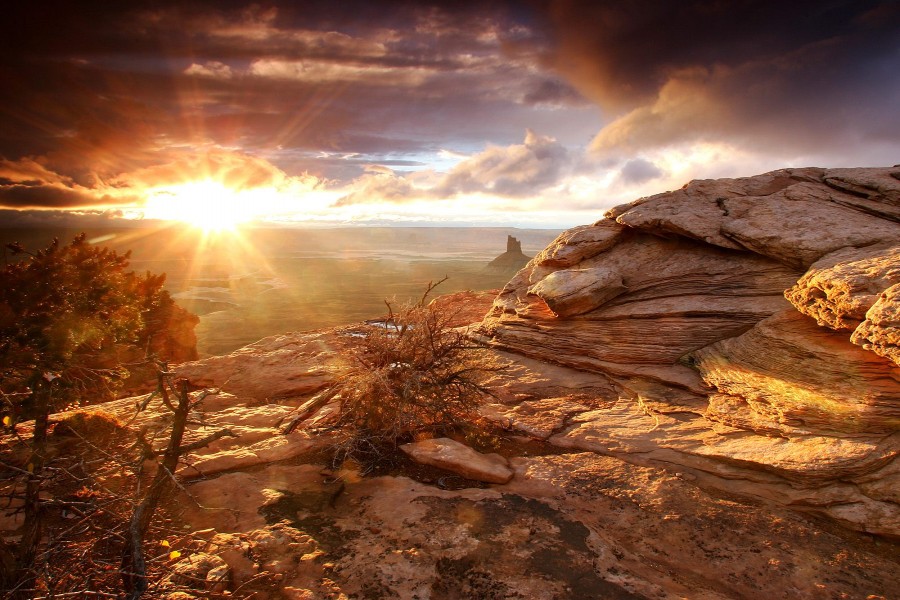Sol brillando en el Parque nacional Tierra de Cañones (Utah)