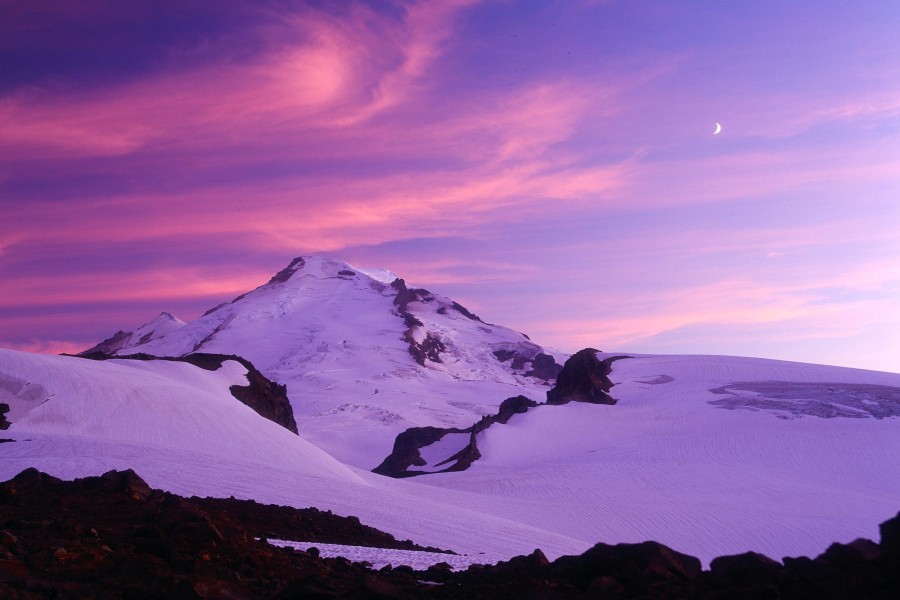 Luna al amanecer sobre el Monte Baker